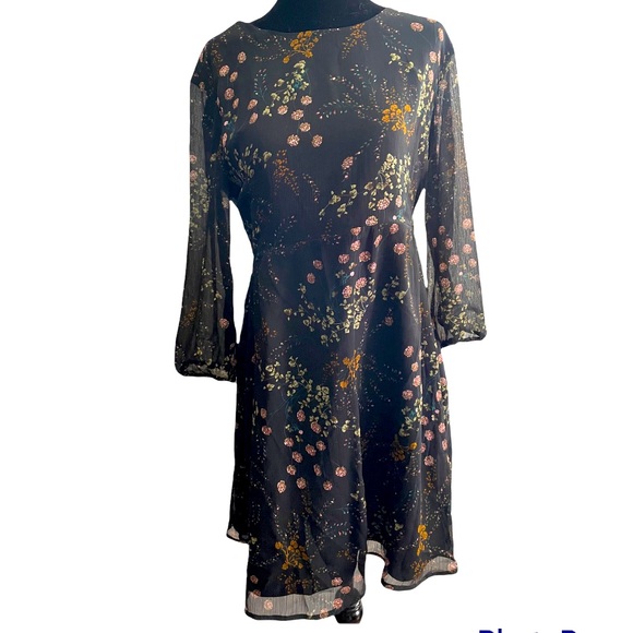 Size 8 floral dress, bought in UK at #Reformation.Sheer sleeves, light weight. - Picture 2 of 2